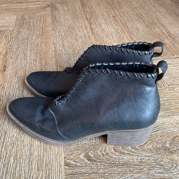 Very volatile Cavalry Ankle Booties Women’s Sz 8 Black Excellent Condition - Picture 4 of 9